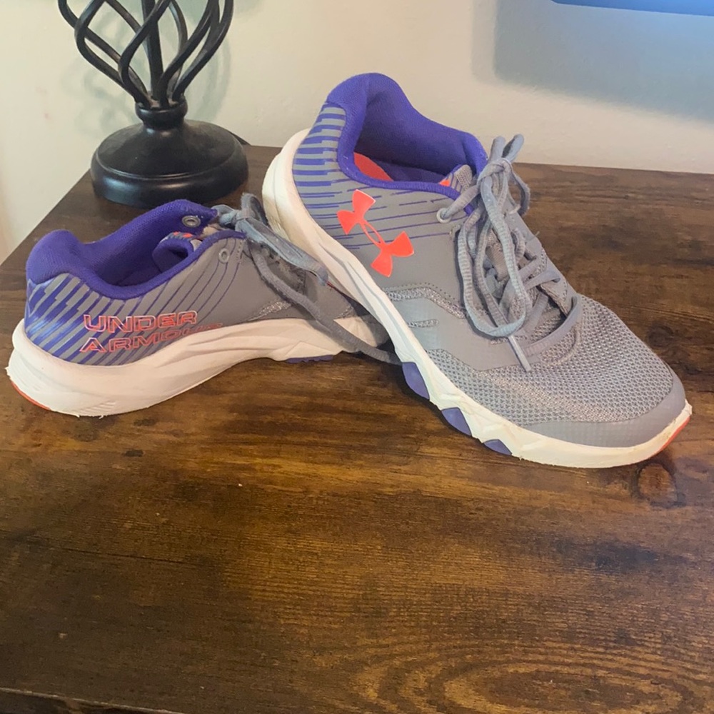 Girls Under Armour size 4 Athletic Shoes